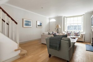 Apartment (3 Bedrooms) | Wohnbereich | Fernseher, Bücher