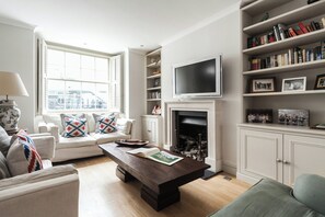 Apartment (3 Bedrooms) | Living area | TV, books