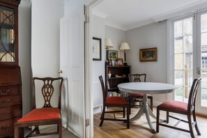 Apartament (2 Bedrooms) | Menjador
