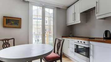 Apartment (2 Bedrooms) | Private kitchen | Fridge, oven, stovetop, electric kettle