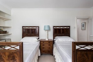 Apartament (2 Bedrooms) | 2 dormitoris, decoració individual, mobiliari individual i escriptori