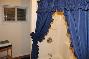 Badewanne, Haartrockner, Handtücher, Seife