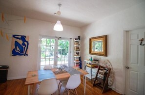 Stovetop, dishwasher, cookware/dishes/utensils - Mid Town Hippie House by the Bay (Miami)