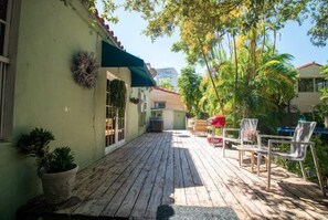 Property grounds - Mid Town Hippie House by the Bay (Miami)