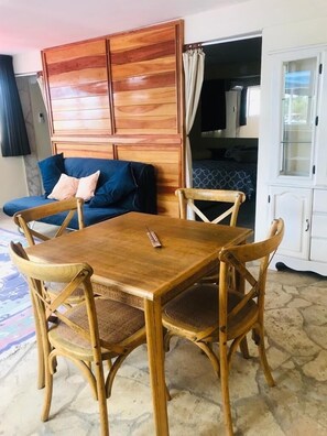 Chambre Panoramique, 1 trÚs grand lit et 1 canapé-lit | Coin séjour