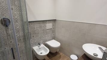 Douche, sĂšche-cheveux, bidet, serviettes fournies