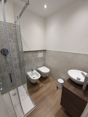 Dusche, Haartrockner, Bidet, Handtücher