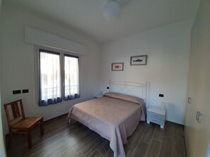 1 chambre, fer et planche à repasser