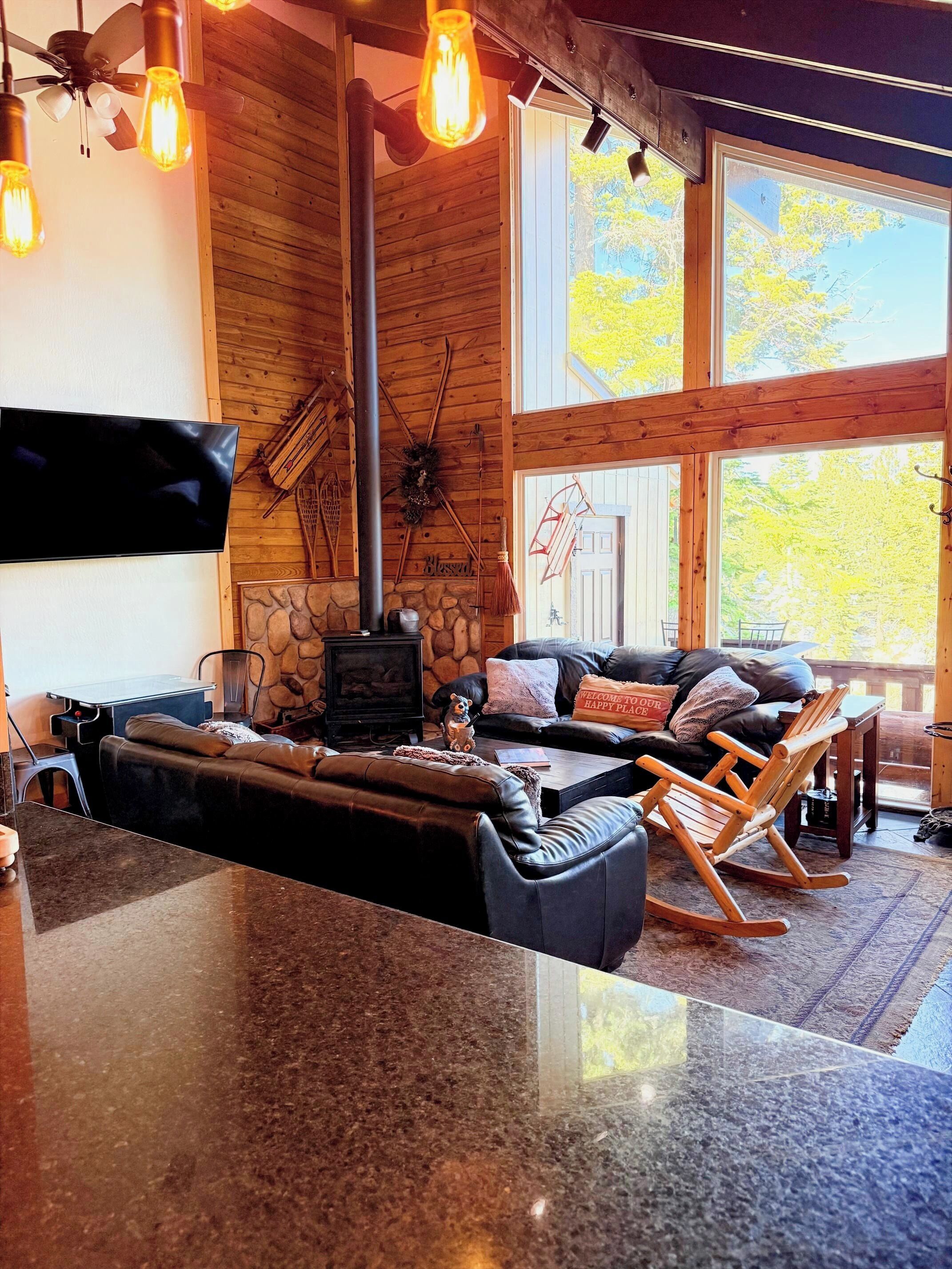 Una Smart TV, una chimenea, videojuegos, un reproductor de DVD