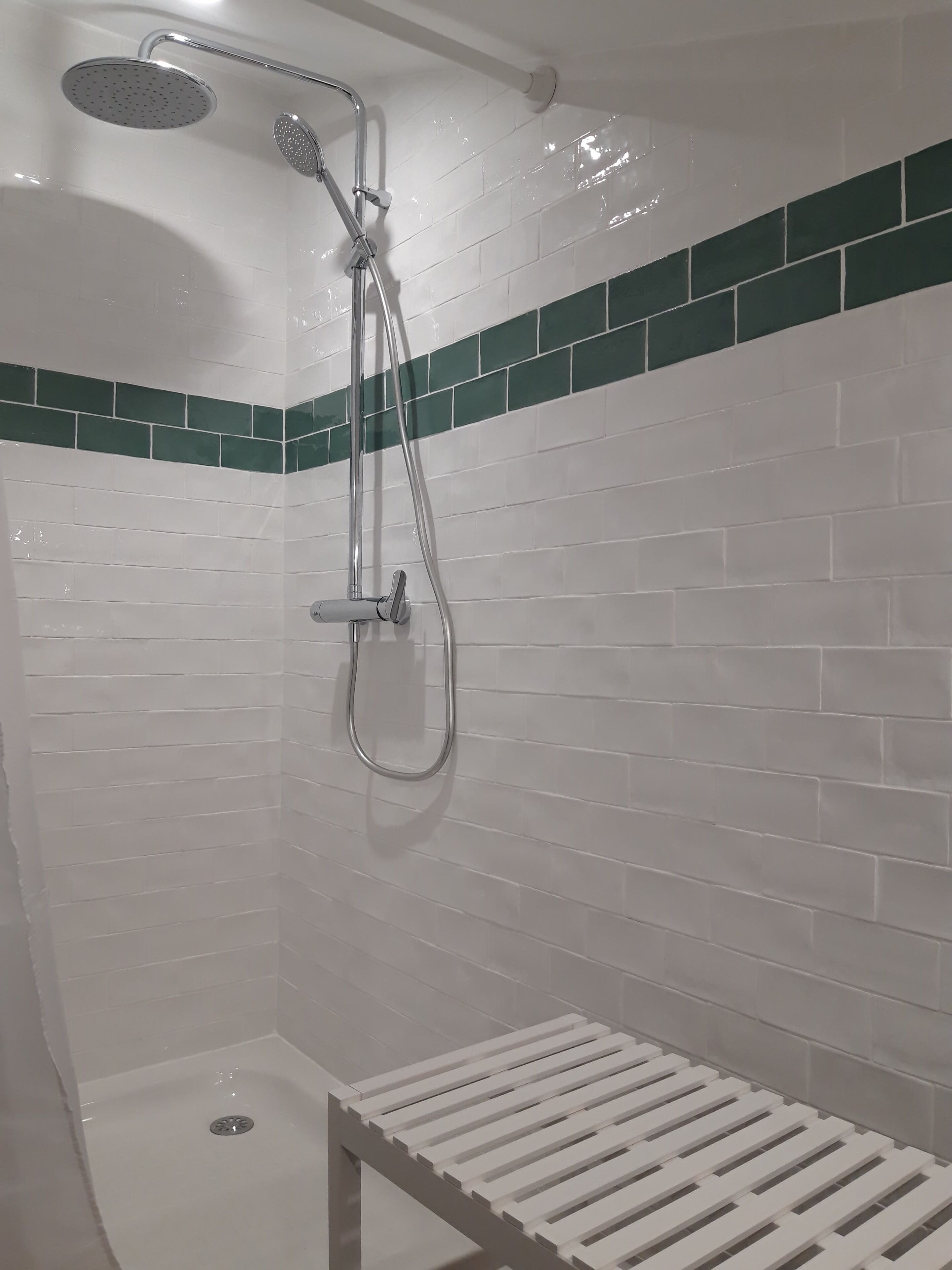 Sèche-cheveux, serviettes fournies, savon, papier toilette