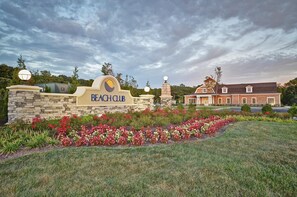 Property grounds - Coastal Style 5 Bedroom, 4.5 Bath Home 1 mile from Bethany Beach! Pool, Fitness Center, Multi Sport Court, Sauna, Weekend Shuttle! (Ocean View)