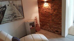 Appartement (Ruhezone) | Woonruimte | Een 40-inch smart-tv met satellietzenders en een televisie