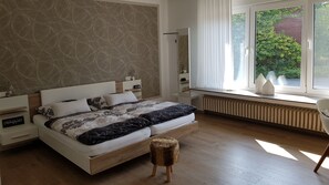 Down duvets, in-room safe, individually decorated - Ferienhof Lohmann (Halle)