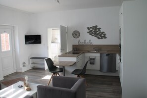 Appartement (Landidylle) | Privékeuken | Een koelkast/vriezer, een magnetron, een oven, een kookplaat