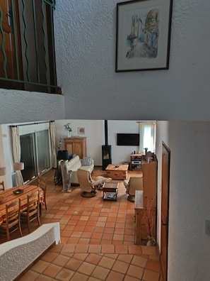 Smart TV, lareira, DVD player, mesa de pingue-pongue