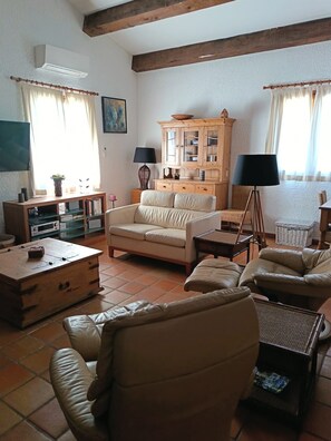 Smart TV, fireplace, DVD player, ping pong