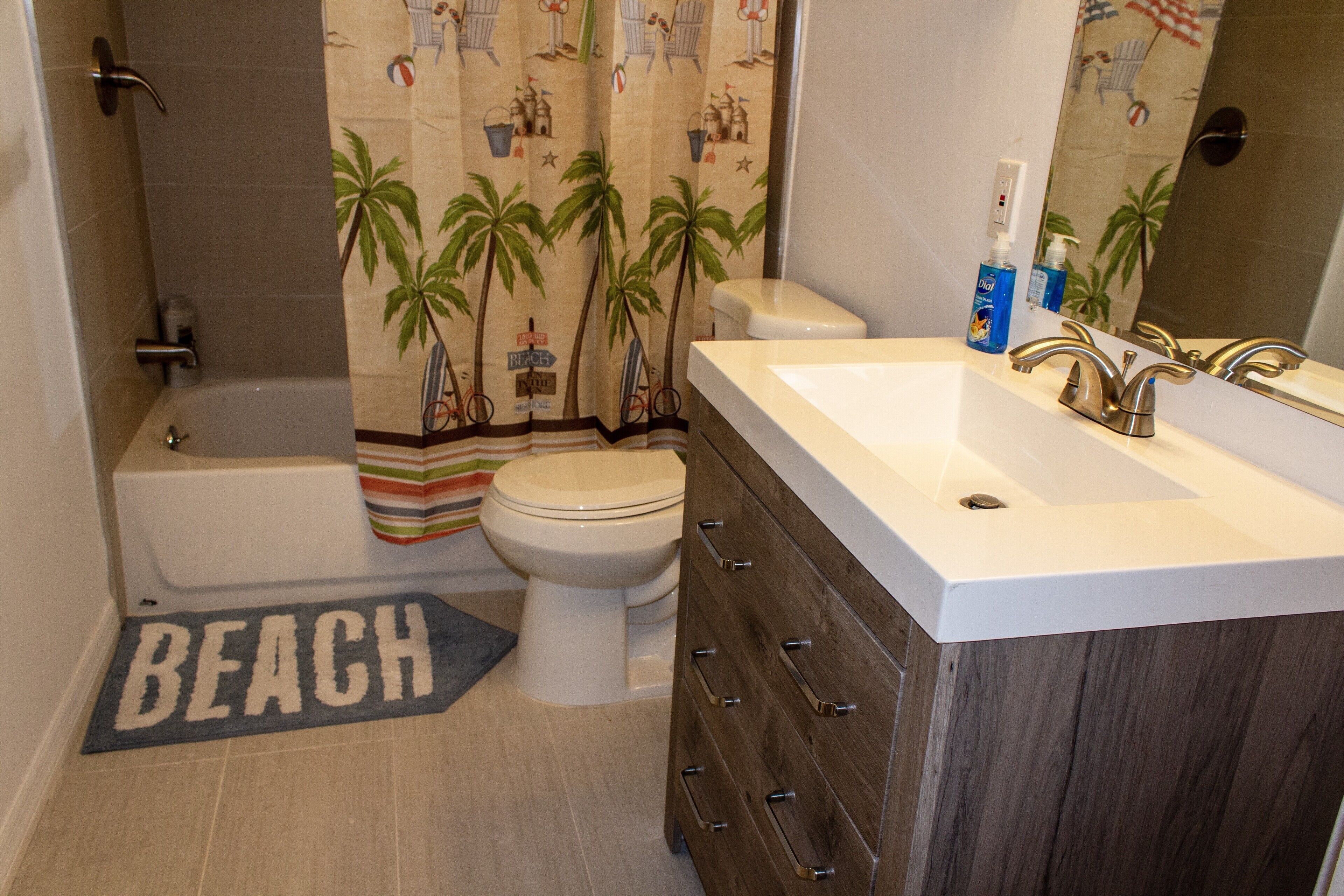 LOVELY BEACH HOME-FENCED BACKYARD, Walk/Bike to Vanderbilt Beach, Shops, Dining