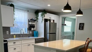コーヒー / ティーメーカー、冷蔵庫、電子レンジ、オーブン