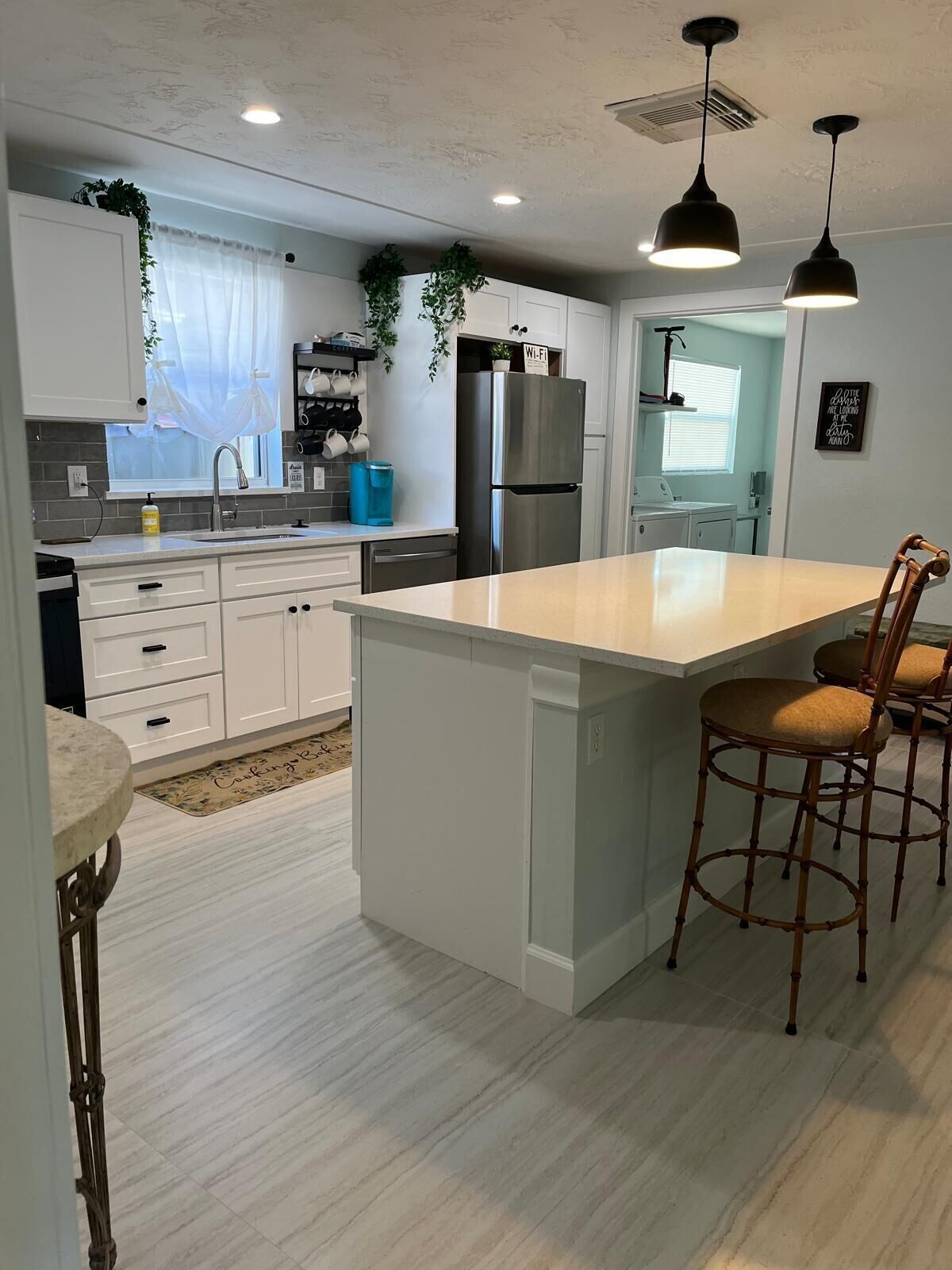 CENTRALLY LOCATED BEACH HOME, Walk/Bike to Beach,Shops,Dining, Large Fenced Yard