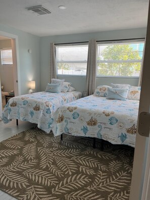 2 bedrooms, iron/ironing board, travel cot, free WiFi - CENTRALLY LOCATED BEACH HOME, Walk/Bike to Beach,Shops,Dining, Large Fenced Yard (Naples)