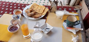 فطور مطهو حسب الطلب مجانًا يوميًا