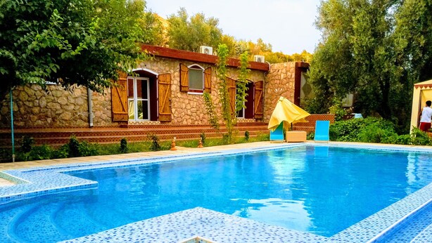 Una piscina al aire libre