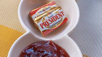 Free daily cooked-to-order breakfast