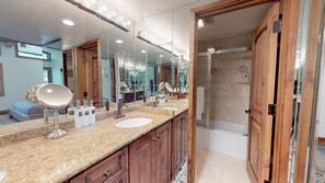 Chambre Premier, 2 chambres | Salle de bain | Articles de toilette (gratuits), séchoir à cheveux, savon, shampooing