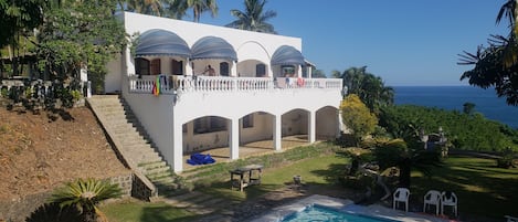 Una piscina al aire libre