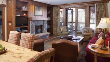 Platinum Townhome, 4 Bedrooms | Wohnbereich | Flachbildfernseher, Kamin, DVD-Player