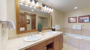Condo, 4 Bedrooms (Countryside 183) | Bathroom | Free toiletries, hair dryer, towels, soap