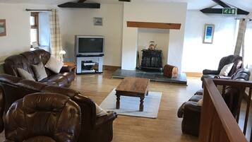 Cottage truyền thống | Phòng khách | TV màn hình phẳng 27-inch có truyền hình kỹ thuật số, TV