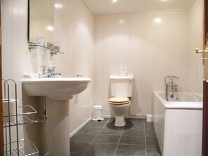 Traditional Cottage | Bathroom | Towels - Bryn Llys (Bangor)