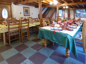Family dining - Bryn Llys (Bangor)