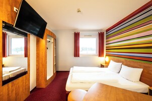 Desk, soundproofing, free WiFi, bed sheets