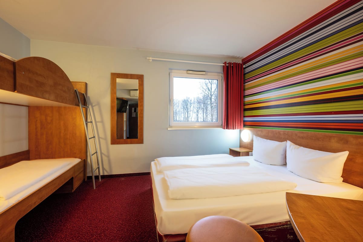 Desk, soundproofing, free WiFi, bed sheets