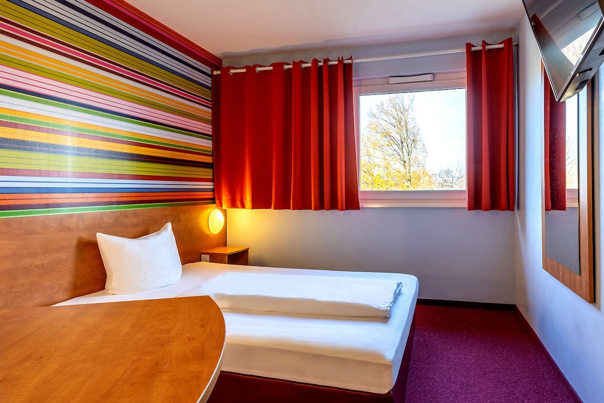 Desk, soundproofing, free WiFi, bed sheets