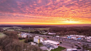 Eine Autobahnkreuzung mit mehreren Fahrspuren und einem großen Lastwagenpark.