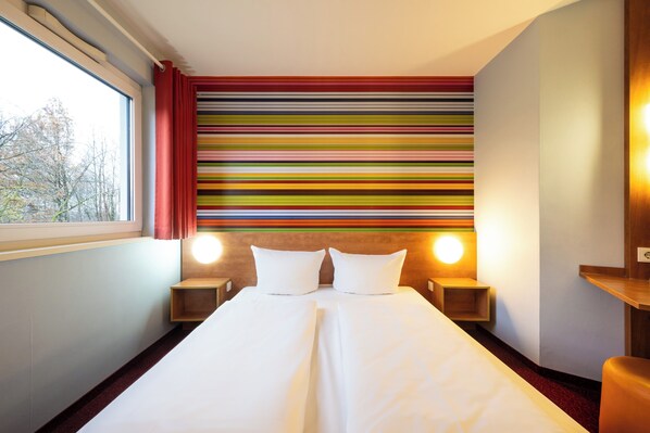 Desk, soundproofing, free WiFi, bed sheets