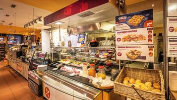 Sarapan prasmanan setiap hari (EUR 12.95 per orang)