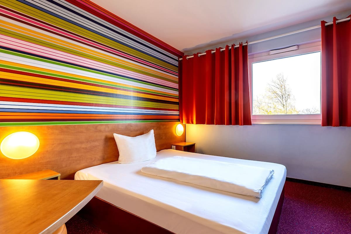 1 bedroom, desk, soundproofing, free wifi