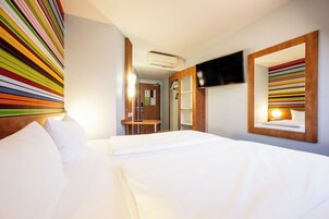 Desk, soundproofing, free WiFi, bed sheets