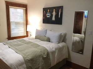 4 bedrooms, iron/ironing board, travel crib, free WiFi - Hard Rock! Professionally Cleaned, Self Check In - Sleeps 15 (Racine)