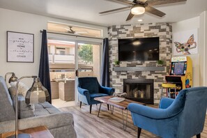TV, fireplace, books, stereo - Desert retreat gated, 3 pools, King beds, cable, WiFi, free parking, PAC MAN (Phoenix)