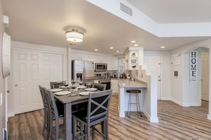 Dining - Desert retreat gated, 3 pools, King beds, cable, WiFi, free parking, PAC MAN (Phoenix)