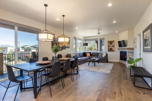 Flat-screen TV, fireplace, books