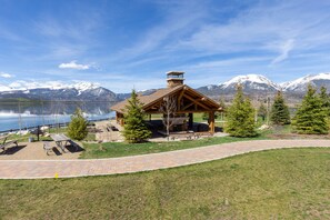 Outdoor dining - Condo Within Walking Distance to Dining & Marina & Mins from Ski Resorts! (Dillon)