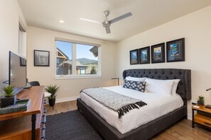 3 bedrooms, premium bedding, desk, iron/ironing board