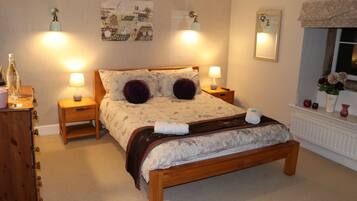 Kamar Double Standar | Didekorasi berbeda-beda dan dilengkapi dengan perabotan berbeda-beda