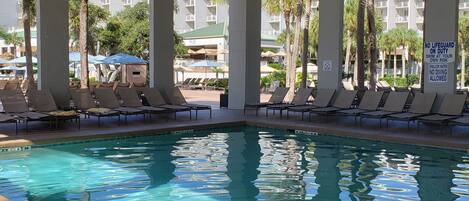 Een binnenzwembad en een buitenzwembad